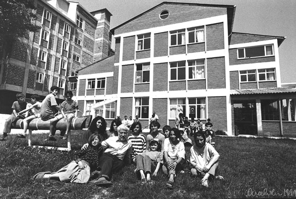 Nesin Vakfı binasının önünde Aziz Nesin ve çocukların siyah-beyaz fotoğrafı